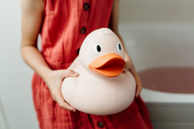 Große XL Ente Rose Badeente Kentersicher Isabelle Laurier – Entengalerie