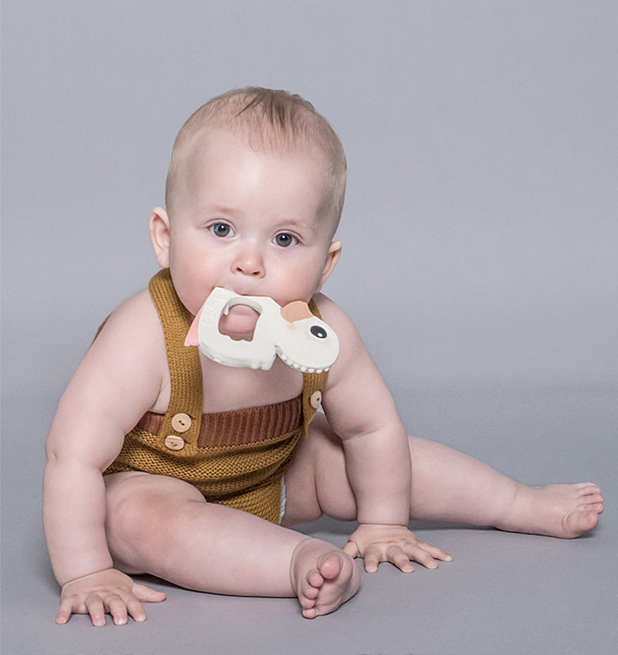 Baby hat einen HEVEA Naturkautschuk Ente Beißring im Mund