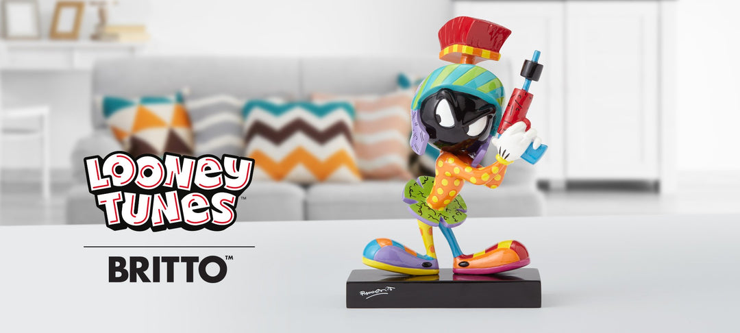 Looney Tunes Figur steht auf einem Tisch