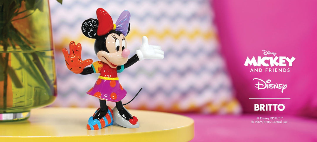 Romero Britto Figur steht auf einem Tisch