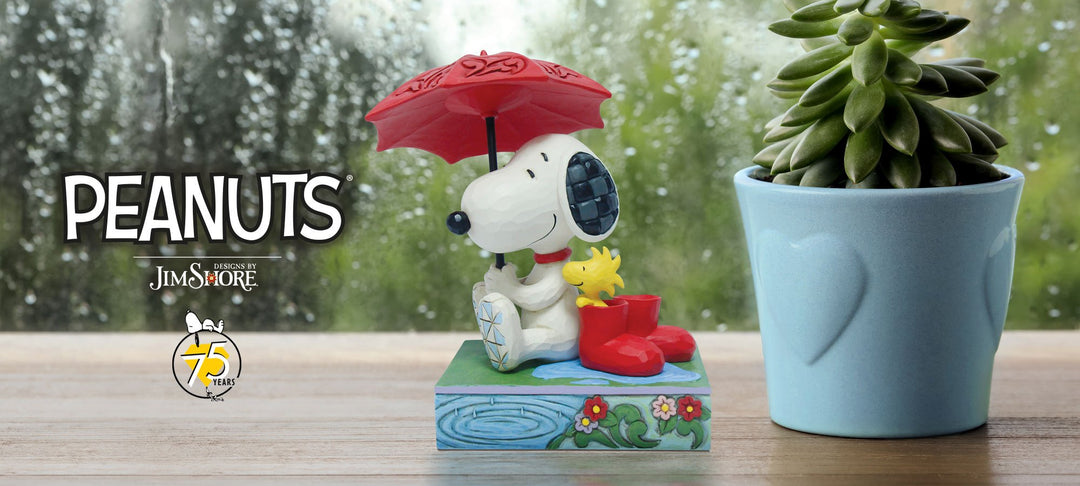Peanuts Snoopy Figur steht auf einem Tisch