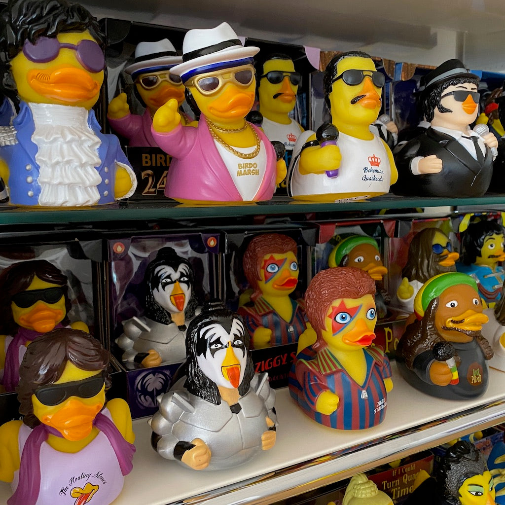 CelebriDucks Badeenten stehen im USM Regal in der Entengalerie Moers