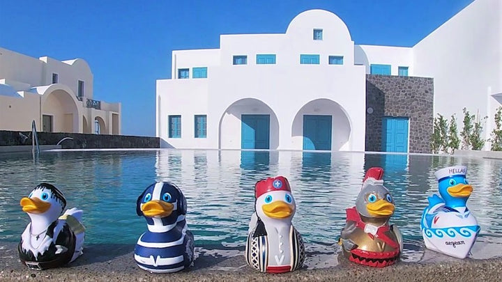 5 Griechenland Badeenten Gummienten Ducklin  stehen vor einem Pool